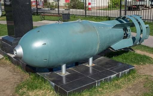 23 августа 1953 года, на Семипалатинском ядерном полигоне состоялось испытание атомной бомбы под кодовым названием "Татьяна" (на фото вверху), она же РДС-4, она же "изделие 244Н", она же 8У69