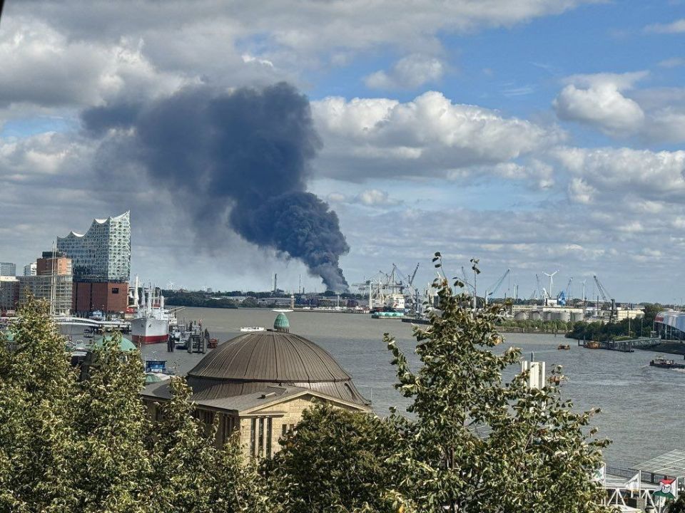 Три человека пострадали при мощном пожаре на складе в порту в Гамбурге Три человека пострадали при мощном пожаре на складе в порту в Гамбурге