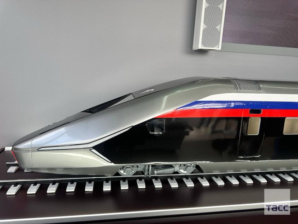 Холдинг "Синара — транспортные машины" представил макет первого российского высокоскоростного поезда, передает корреспондент ТАСС Холдинг "Синара — транспортные машины" представил макет первого российского высокоскоростного поезда, передает корреспондент ТАСС