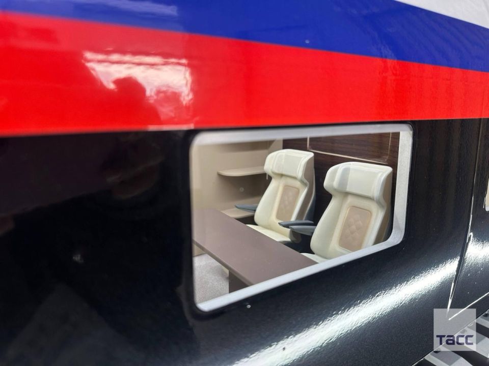 Холдинг "Синара — транспортные машины" представил макет первого российского высокоскоростного поезда, передает корреспондент ТАСС Холдинг "Синара — транспортные машины" представил макет первого российского высокоскоростного поезда, передает корреспондент ТАСС