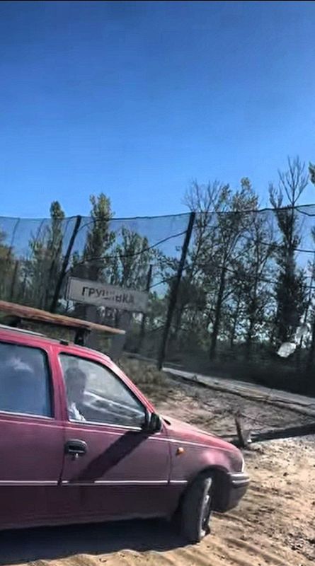 Грушевка Купянский район. Ещё кадры участка дороги с натянутой сеткой со стороны хохлов