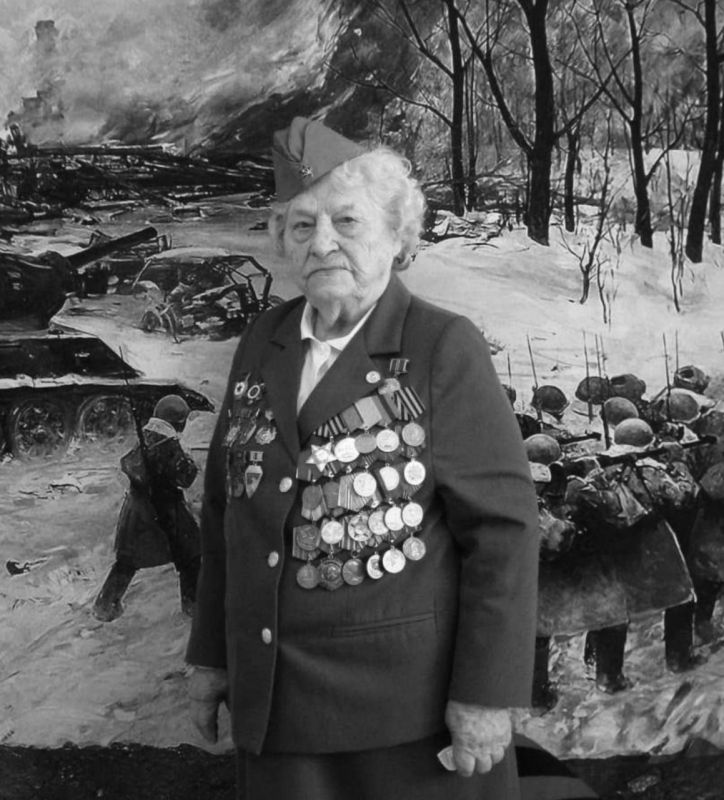 «Мое жизненное кредо — не стонать и не жаловаться, а радоваться каждому дню, подаренному судьбой и завоеванному нашей Красной армией и советским народом. Хочется, чтобы люди ценили этот хрупкий мир и помнили, какой ценой он... «Мое жизненное кредо — не стонать и не жаловаться, а радоваться каждому дню, подаренному судьбой и завоеванному нашей Красной армией и советским народом. Хочется, чтобы люди ценили этот хрупкий мир и помнили, какой ценой он...