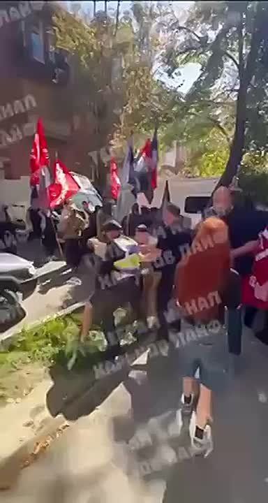 Михаил Онуфриенко: В Харькове толпа нацистов с флагами «Правого сектора»* хотели прорваться к участникам марша ЛГБТ**«Харьков-прайд»