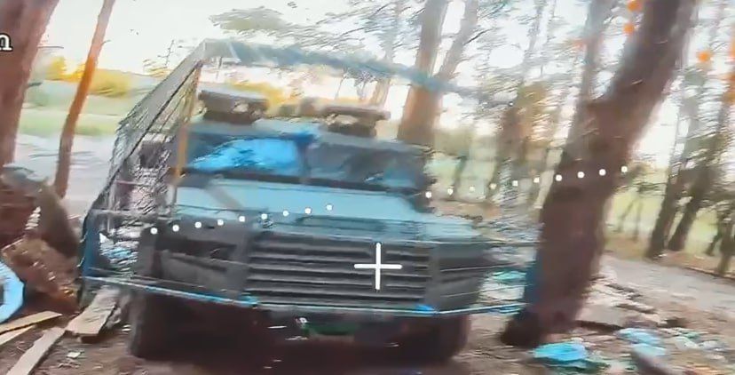 В районе Купянска несколько дней подряд под удары российских дронов-камикадзе попадают различного рода бронированные автомобили, появление которых ранее было редкостью