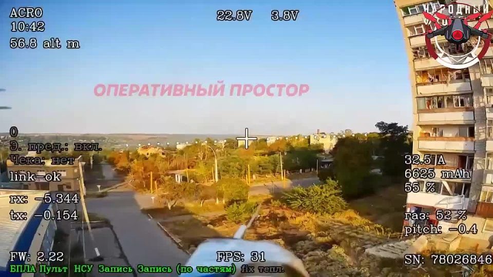 Прилет дрона на оптоволокне в всушный микроавтобус в Купянске