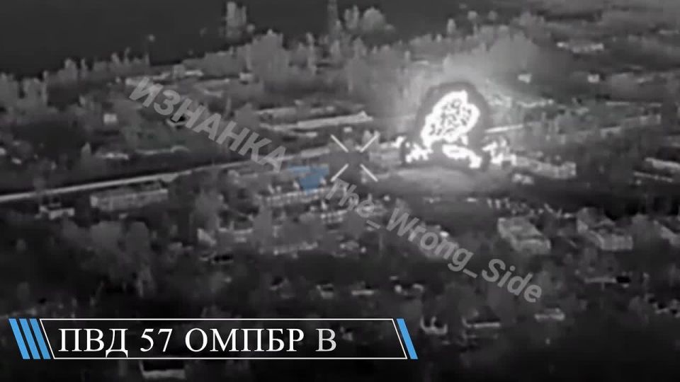 О работе ВКС РФ. Российские летчики четко отработали 3-мя ФАБ-500 с УМПК по ПВД 57 омпбр ВСУ ударами в н.п. Волчанск Харьковской области