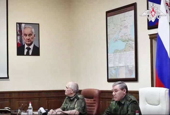 У ВалерияВасилича в кабинете карта