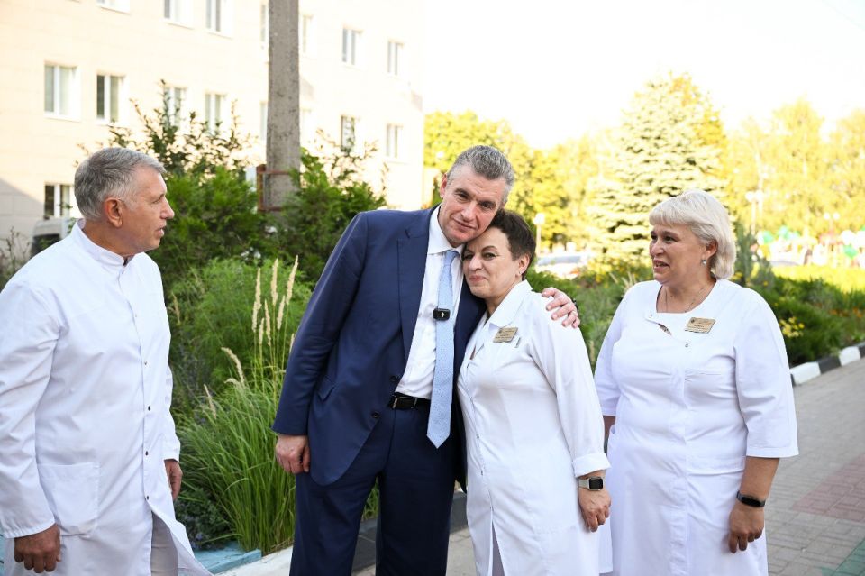 Два майора: Лидер ЛДПР Леонид Слуцкий встретился с волонтерами «V Броне 31» Два майора: Лидер ЛДПР Леонид Слуцкий встретился с волонтерами «V Броне 31»