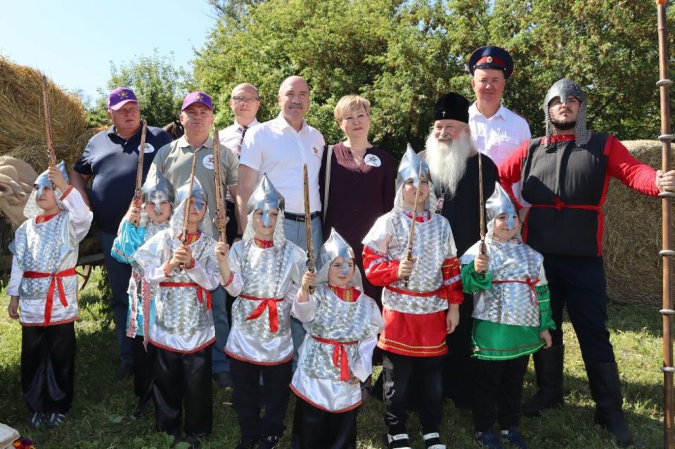 Сотни жителей и гостей собрались в Кромском районе Орловской области на яркий и самобытный историко-гастрономический фестиваль «Слива-град» в поселке Кромы