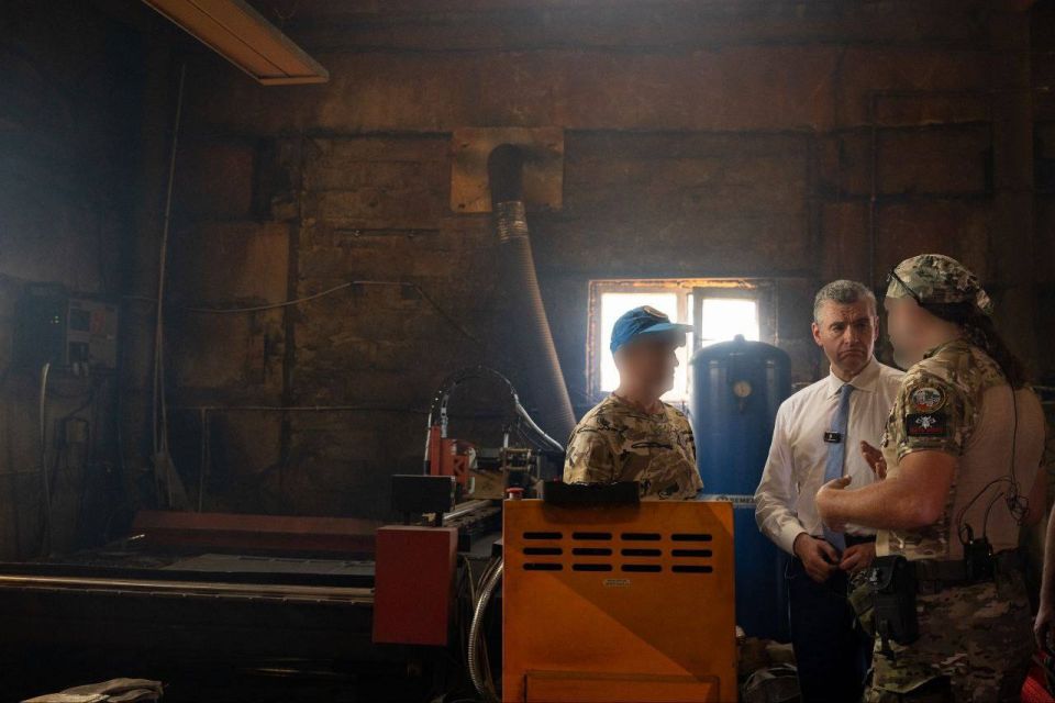 Андрей Руденко: Лидер ЛДПР наградил белгородских волонтеров, которые производят бронелисты для нашей техники в зоне СВО Андрей Руденко: Лидер ЛДПР наградил белгородских волонтеров, которые производят бронелисты для нашей техники в зоне СВО