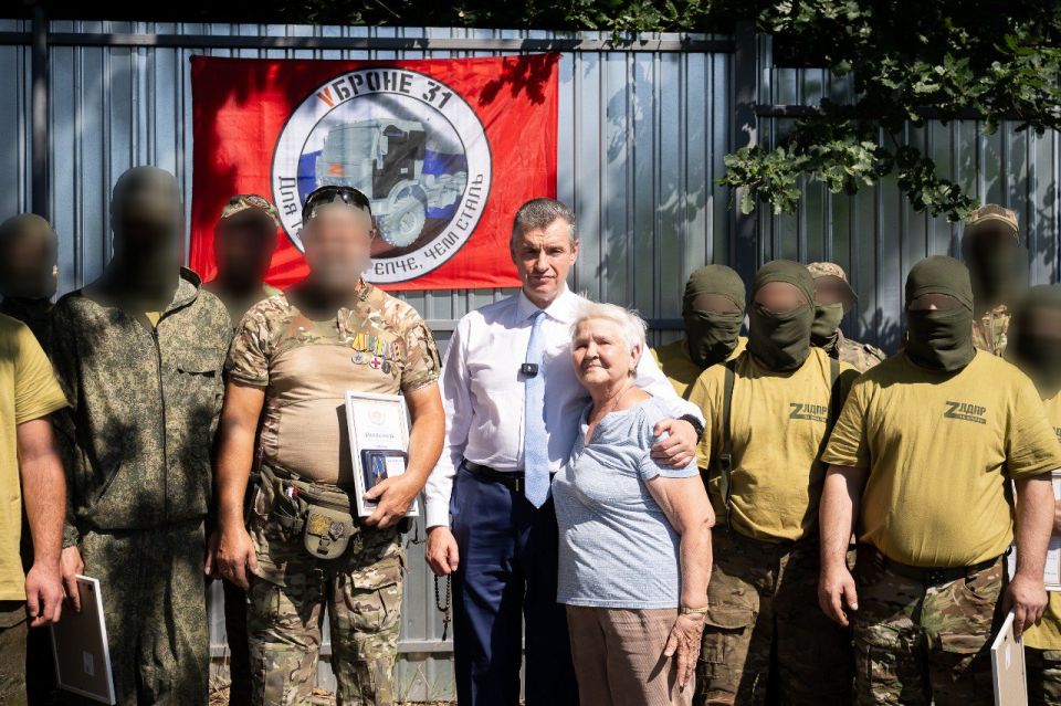 Два майора: Лидер ЛДПР Леонид Слуцкий встретился с волонтерами «V Броне 31» Два майора: Лидер ЛДПР Леонид Слуцкий встретился с волонтерами «V Броне 31»