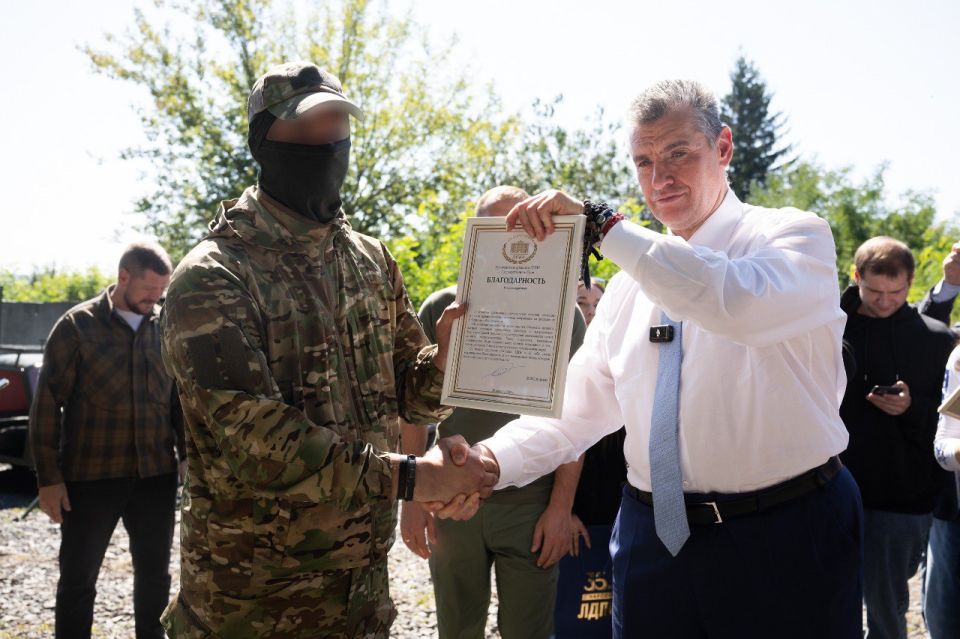 Два майора: Лидер ЛДПР Леонид Слуцкий встретился с волонтерами «V Броне 31»