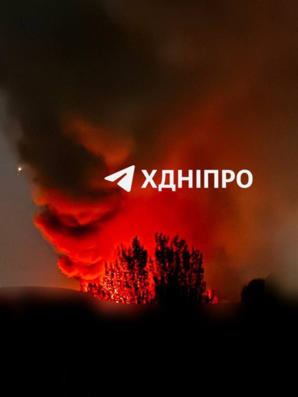 Кадры пожара и прилетов по Днепропетровской области