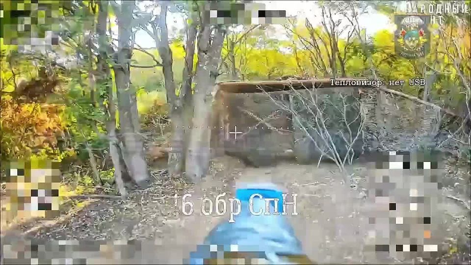 Уничтожение замаскированной всушной 155-мм САУ AS-90 британского производства ударом оптоволоконного дрона в кормовую часть башни