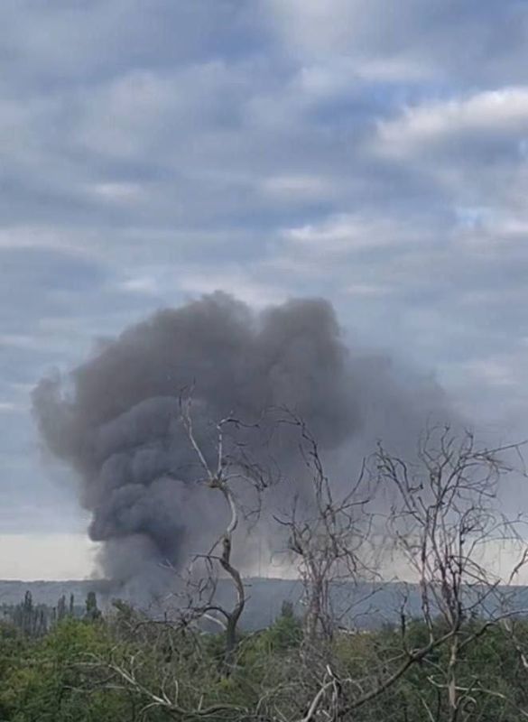 В Славянске продолжается пожар на складе боеприпасов, по которому прилетело сегодня утром