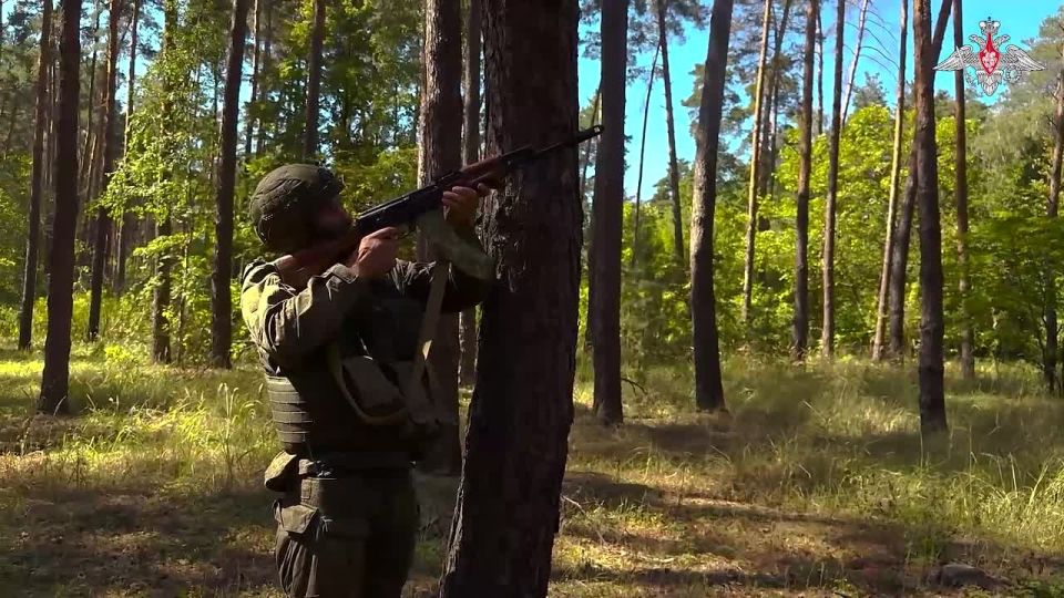 Минобороны России: Военнослужащие подразделения РЭБ группировки войск «Север» эффективно подавили средства разведки, каналы связи противника и БПЛА на Харьковском направлении