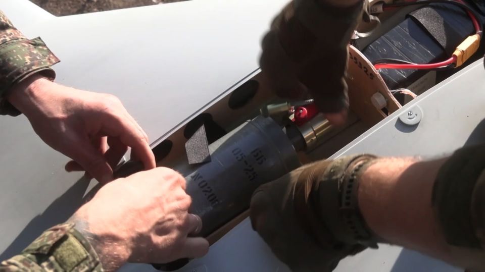 Расчёт управляемого боеприпаса "Куб" 375-го ОПтаАДн 47-й ТД 1-й ТА ГрВ "Запад" российской армии поражает позиции украинских войск в Харьковской области, сообщает Минобороны РФ