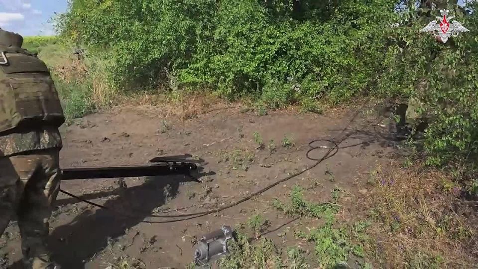 Минобороны России: Расчёт барражирующего боеприпаса «Куб» 1-й гвардейской танковой армии группировки войск «Запад» уничтожил замаскированную самоходную артиллерийскую установку и живую силу противника в Харьковской области