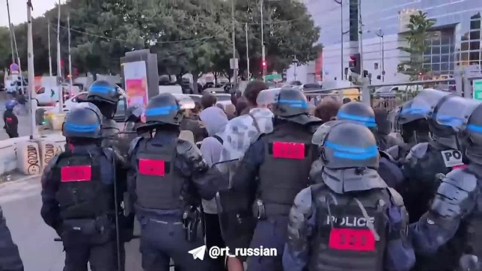 Во Франции сатрапы диктатора Макрона задержали 95 свободных французов, которые демократично пытались выражать свое несогласие с происходящим в стране