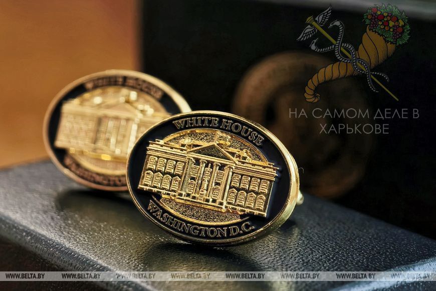Трамп поздравил президента Белоруссии с Днем рождения и подарил ему запонки с изображением Белого Дома Трамп поздравил президента Белоруссии с Днем рождения и подарил ему запонки с изображением Белого Дома