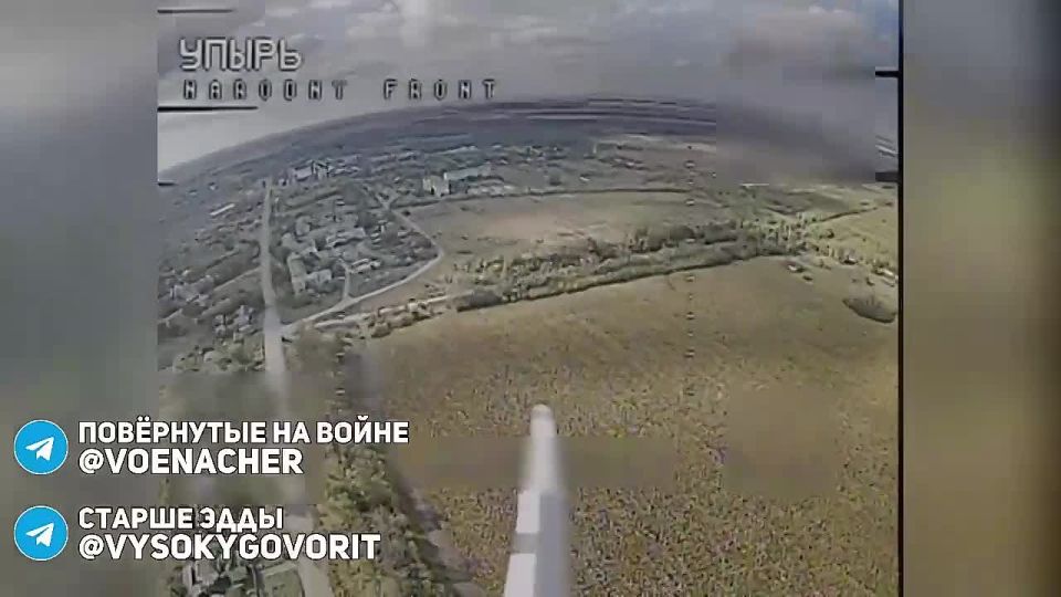 Война в воздухе. Оператор вражеского дрона-перехватчика, пытается поразить наш дрон-камикадзе «Упырь» в районе н/п Приколотное Харьковской области