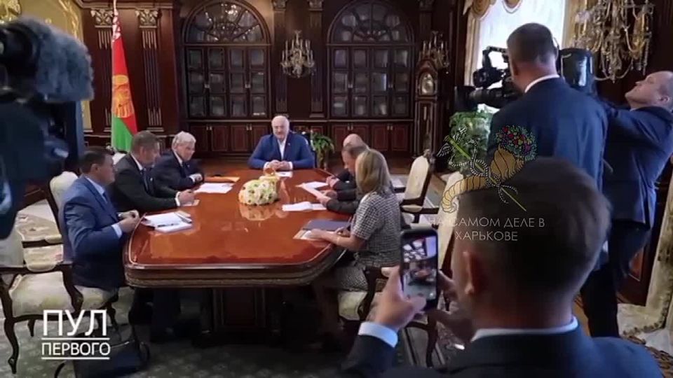 Трамп поздравил президента Белоруссии с Днем рождения и подарил ему запонки с изображением Белого Дома