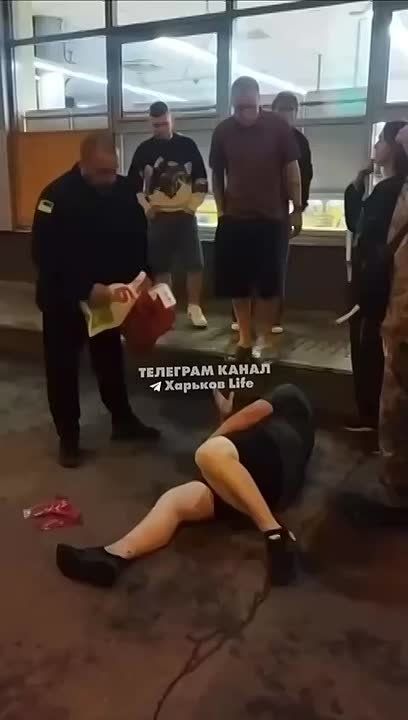 В Харькове местные телеграм-каналы сообщают об инциденте с участием сотрудника полиции и военнослужащего: они избили мужчину, который не смог предъявить документы