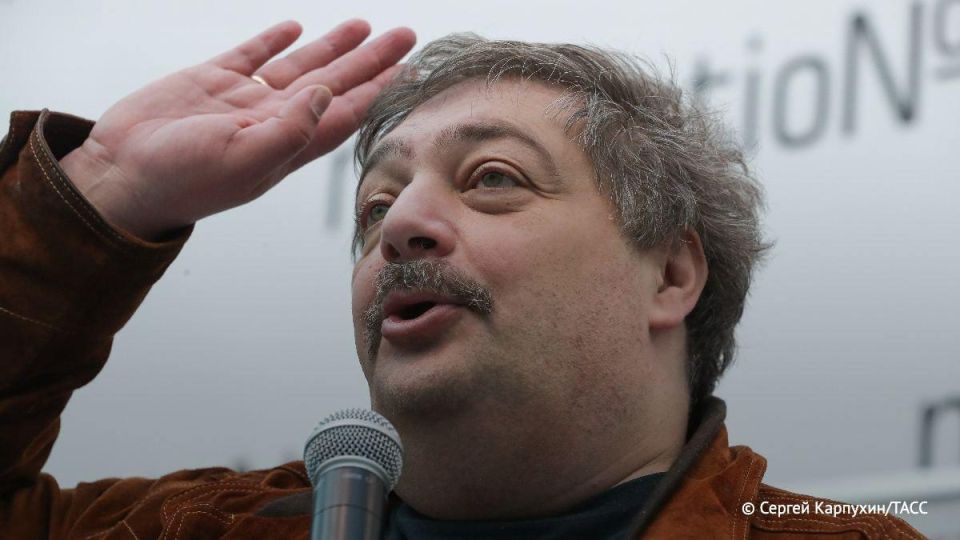 Дмитрий Быков (признан иноагентом, внесен в перечень террористов и экстремистов в РФ) обвиняется в распространении ложной информации об обстреле ВС РФ Харькова, сообщает корреспондент ТАСС