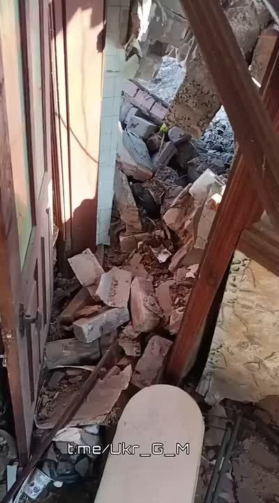 Обстановка в селе Липцы Харьковской области, где боевик ВСУ демонстрирует последствия прилета ФАБа по их месту размещения в домах мирных жителей