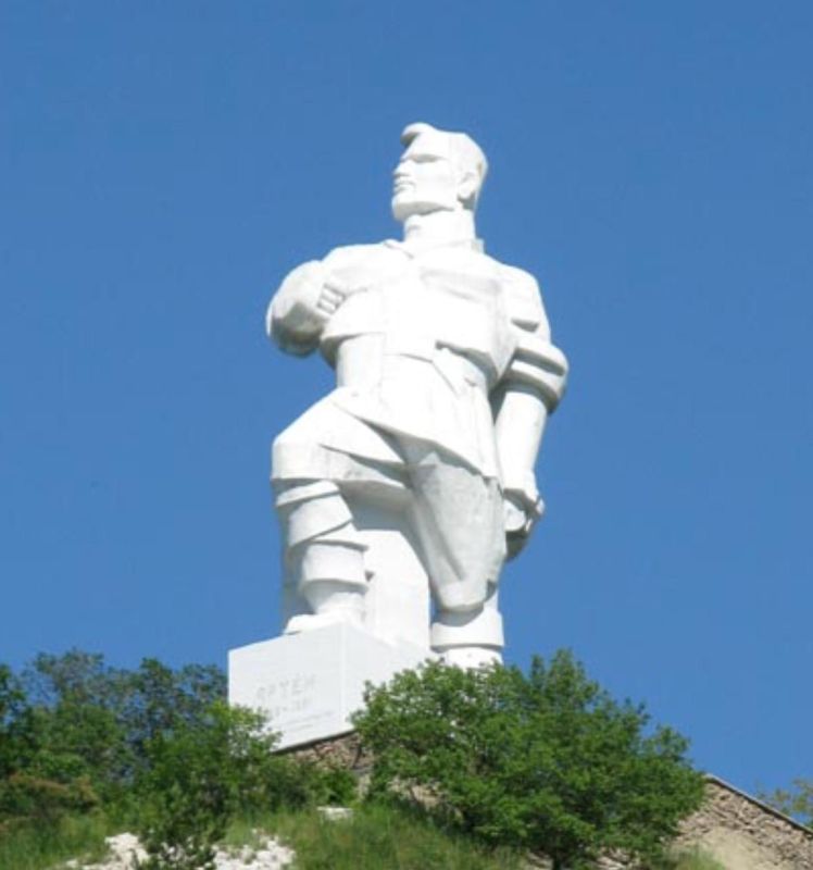 Владимир Корнилов: Советские скульпторы и художники создали эдакий великанский образ Артема-Сергеева, основателя и лидера Донецкой республики