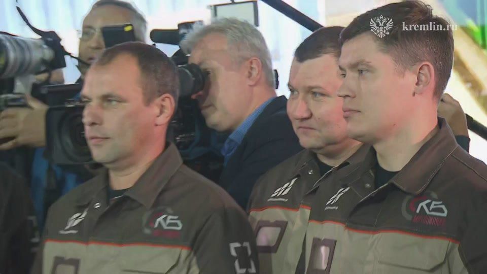 Президент РФ сегодня посетил оборонное предприятие "Мотовилихинские заводы" в Перьми, где осмотрел выставку перспективных образцов вооружения и военной техники, и поздравил его сотрудников с Днём оружейника