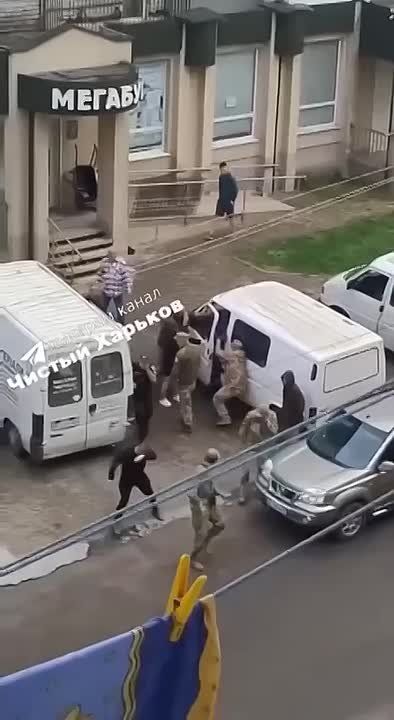 В харьковском Нововолынске прохожие отбили мужчину из рук ТЦК