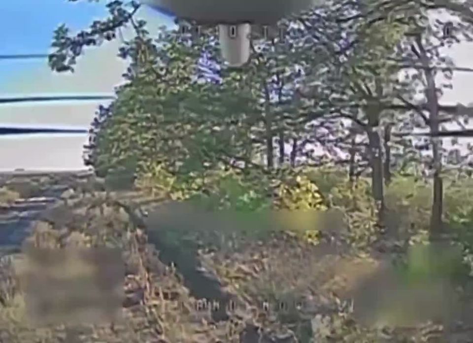 Оператор расчёта FPV "ВТ-40" с ОФБЧ-2 накрыл группу укроботов во время ротации на одном из участков Харьковского фронта