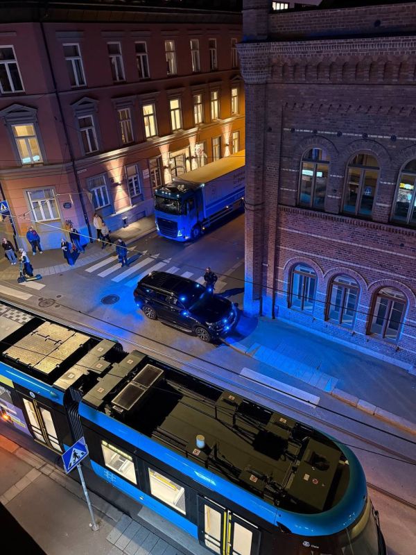 Поступают сообщения о взрыве, прогремевшем на Пилестредете в центре Осло, Норвегия, возможно, в результате брошенной ручной гранаты Поступают сообщения о взрыве, прогремевшем на Пилестредете в центре Осло, Норвегия, возможно, в результате брошенной ручной гранаты