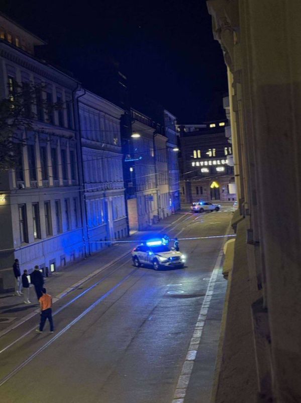 Поступают сообщения о взрыве, прогремевшем на Пилестредете в центре Осло, Норвегия, возможно, в результате брошенной ручной гранаты