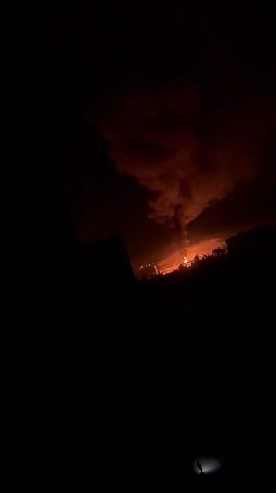 Чингис Дамбиев: Еще одно эффектное видео прилетов "Гераней" по подстанции «Ивановка» (110/6 кВ) в Харькове