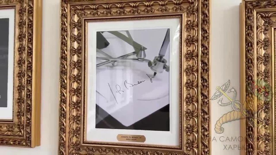 Трамп разместил фото аппарата для автоподписи вместо портрета Бидона на Аллее славы президентов США