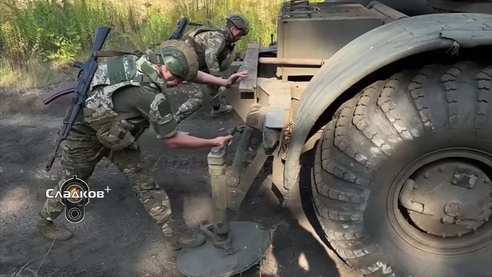 Александр Сладков: Наши военные заняты войной, поле боя за нами