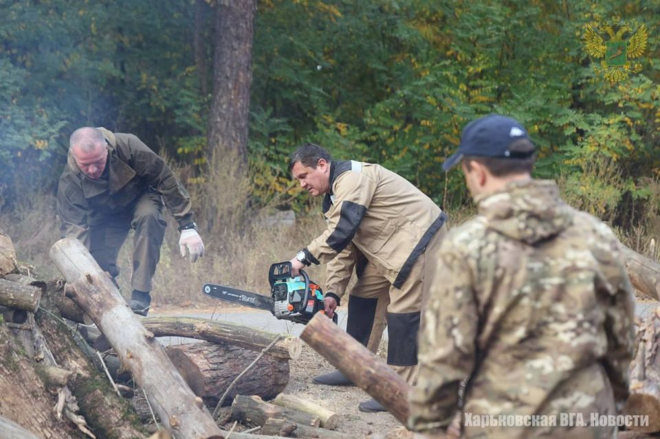 Сотрудники Военно-гражданской администрации оказали помощь в заготовке дров военнослужащим, которые несут службу на Харьковском направлении Сотрудники Военно-гражданской администрации оказали помощь в заготовке дров военнослужащим, которые несут службу на Харьковском направлении