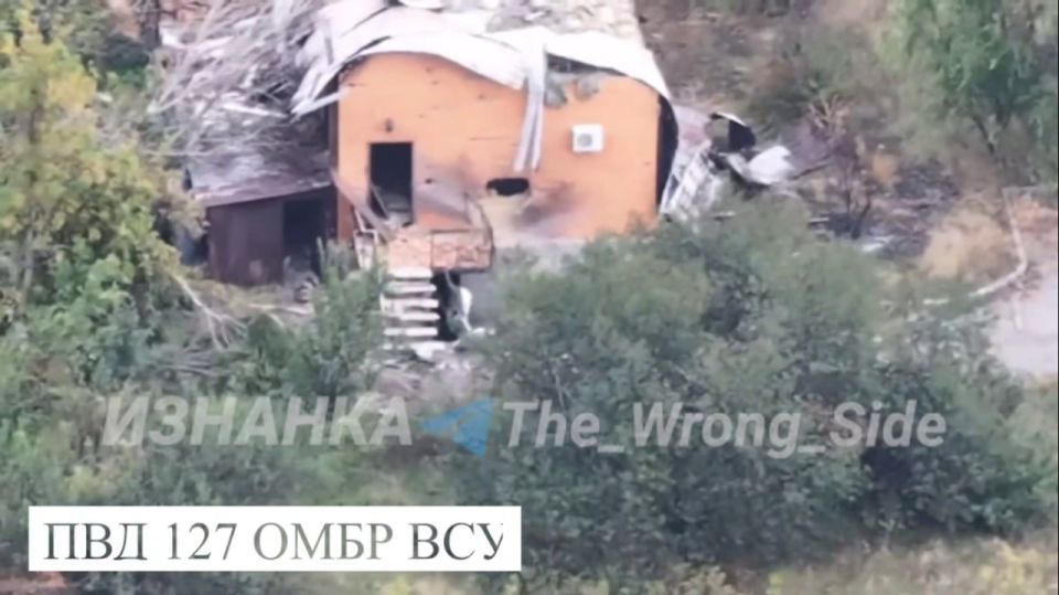 Лётчики армейской авиации ВКС России, оказывая поддержку подразделениям ГрВ "Север" на Харьковском направлении, поразили ПВД 127-й ОТМБр ВСУ на юго-западе города Волчанск (50.27101, 36.93295). Кадры объективного контроля... Лётчики армейской авиации ВКС России, оказывая поддержку подразделениям ГрВ "Север" на Харьковском направлении, поразили ПВД 127-й ОТМБр ВСУ на юго-западе города Волчанск (50.27101, 36.93295). Кадры объективного контроля...