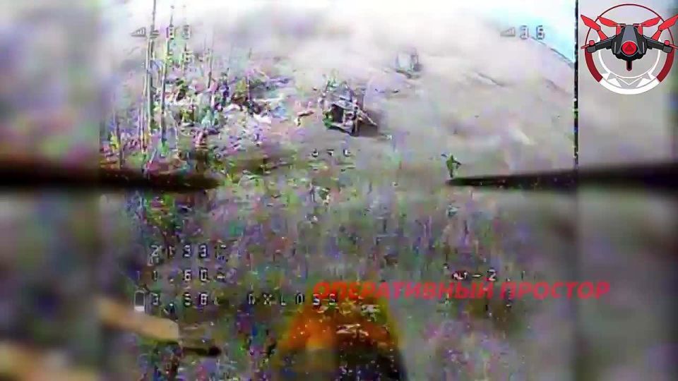 Дроноводы 1-й танковой армии уничтожают британский бронетранспортер FV432 на Купянском направлении