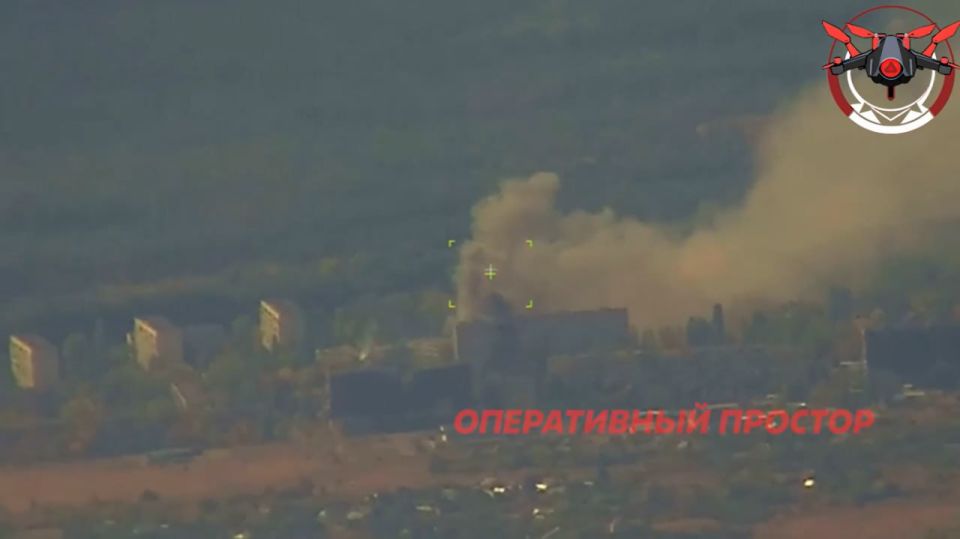 Лётчики ВКС России в интересах ГрВ "Запад" с помощью ФАБ-3000 с УМПК поразили ПВД ОБрТрО (вероятно, 114-й) в н. п. Ковшаровка (49.629245,37.691452) на Купянском направлении в Харьковской области, сообщает канал "Оперативный... Лётчики ВКС России в интересах ГрВ "Запад" с помощью ФАБ-3000 с УМПК поразили ПВД ОБрТрО (вероятно, 114-й) в н. п. Ковшаровка (49.629245,37.691452) на Купянском направлении в Харьковской области, сообщает канал "Оперативный...