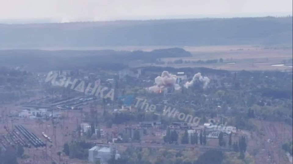 ВКС России с помощью фугасных авиабомб ФАБ-250 с УМПК нанесли удар по пункту временной дислокации 116-й ОМБр ВСУ (49.67842 37.63660) в посёлке Купянск-Узловой в зоне ответственности ГрВ "Запад" в Харьковской области ВКС России с помощью фугасных авиабомб ФАБ-250 с УМПК нанесли удар по пункту временной дислокации 116-й ОМБр ВСУ (49.67842 37.63660) в посёлке Купянск-Узловой в зоне ответственности ГрВ "Запад" в Харьковской области