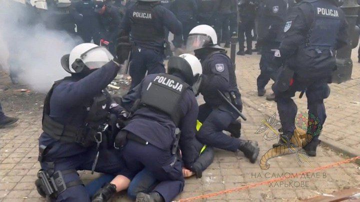 В Польше задержали мужчину с банками кукурузы и заявили, что он готовил теракт