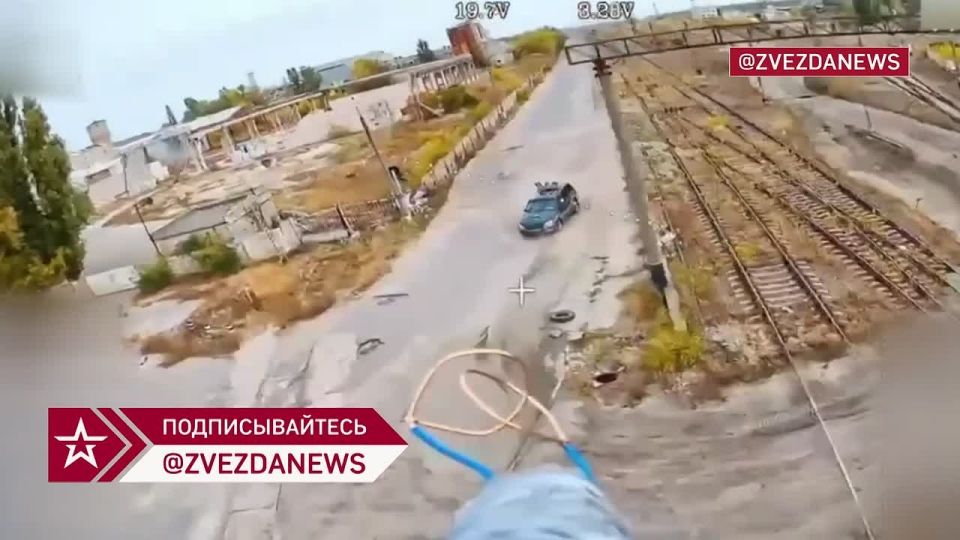 Вражеские внедорожники уничтожаются вместе с установленными на них комплексами РЭБ — дроны на оптоволокне успешно разбивают их в Харьковской области