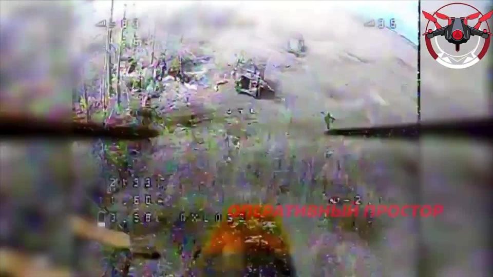 Добивание оптоволоконными FPV-дронами бронетранспортёра FV432 ВСУ в районе села Песчаное Харьковской области