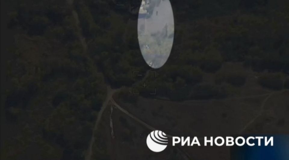 Карандаш прилетел.. Заявляется, что в районе н.п. Средний Бурлук Харьковской области ударом баллистической ракеты Искандера была уничтожена пусковая и ТЗМ Himars вместе с машинами сопровождения Карандаш прилетел.. Заявляется, что в районе н.п. Средний Бурлук Харьковской области ударом баллистической ракеты Искандера была уничтожена пусковая и ТЗМ Himars вместе с машинами сопровождения