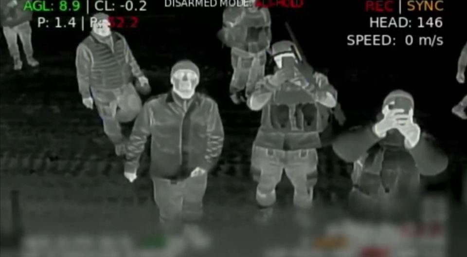 Ещё один случай, где украинский беспилотник садится на российский ЗРК и тем самым наводит огневые средства Ещё один случай, где украинский беспилотник садится на российский ЗРК и тем самым наводит огневые средства