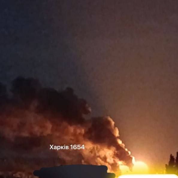 Кадры ночного пожара после ударов "Гераней" по объектам врага в Харькове