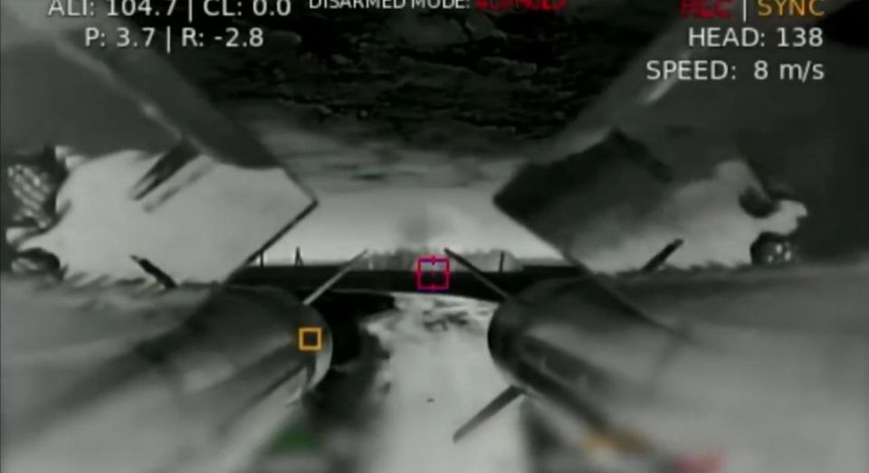 Ещё один случай, где украинский беспилотник садится на российский ЗРК и тем самым наводит огневые средства Ещё один случай, где украинский беспилотник садится на российский ЗРК и тем самым наводит огневые средства